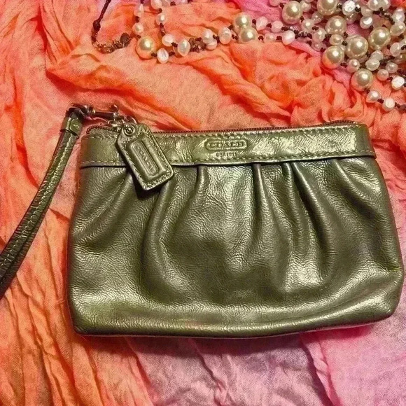Silver/Gray Coach Wristlet ~ Silver / Gray Leather Pleated - Picture 1 of 10